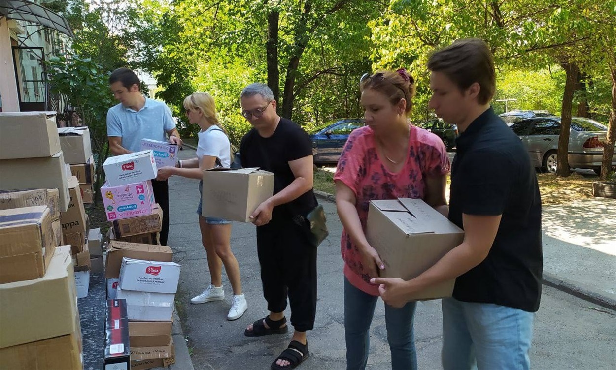 Завантаження адресних посилок із гуманітарною допомогою для бердянців 