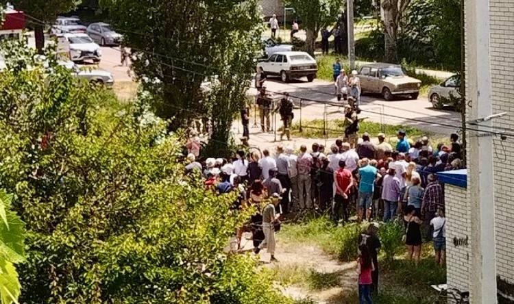 Черга за гуманітарною  допомогою від рф у мікрорайоні Колонія тимчасово окупованого Бердянська