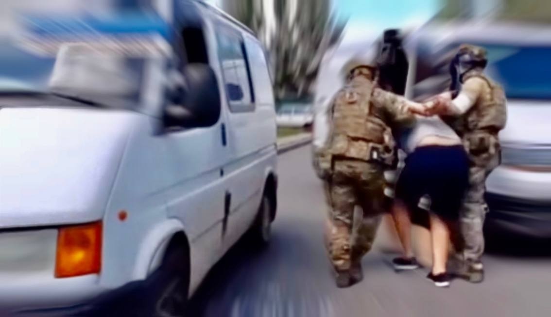Затримання Віталія Расторгуєва(screenshot з відео на росТБ)