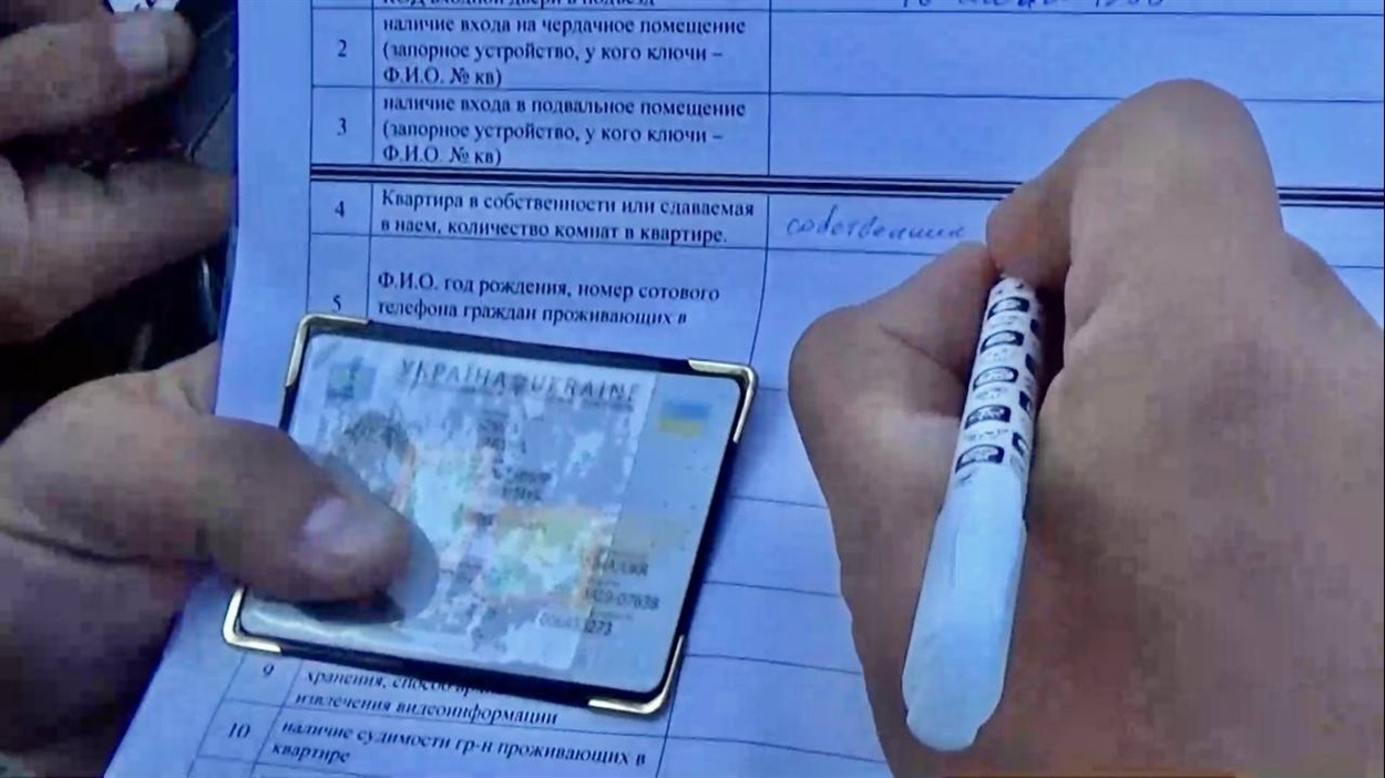 Окупанти збирають паспортні дані селян 