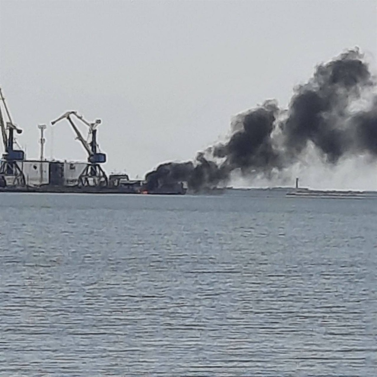 Мешканці міста зняли фото та відео пожежі в порту 