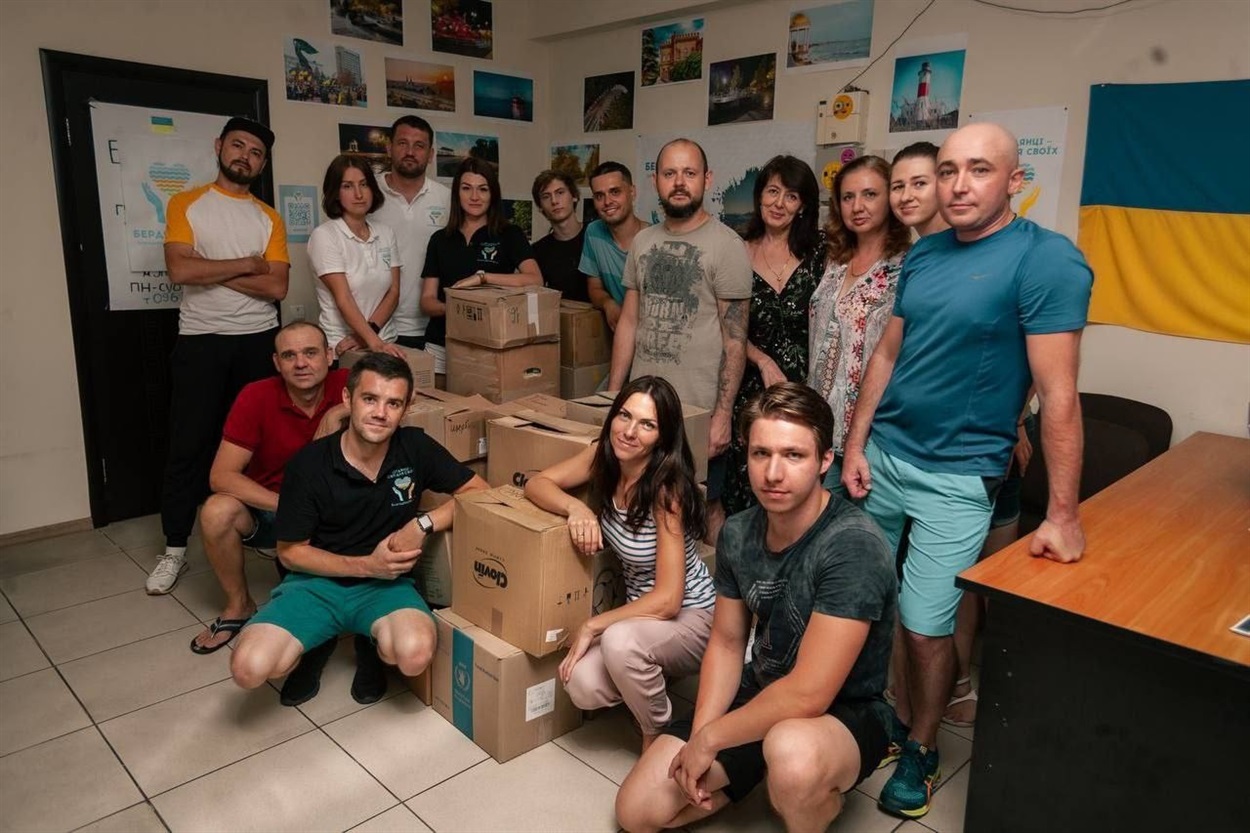 Волонтери, які працюють для бердянців у Запоріжжі 