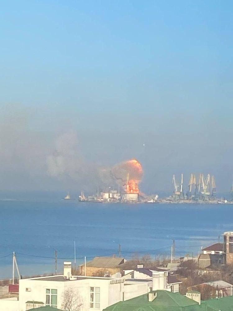 Пожежа на борту військового кораблю "Саратов" після підриву 