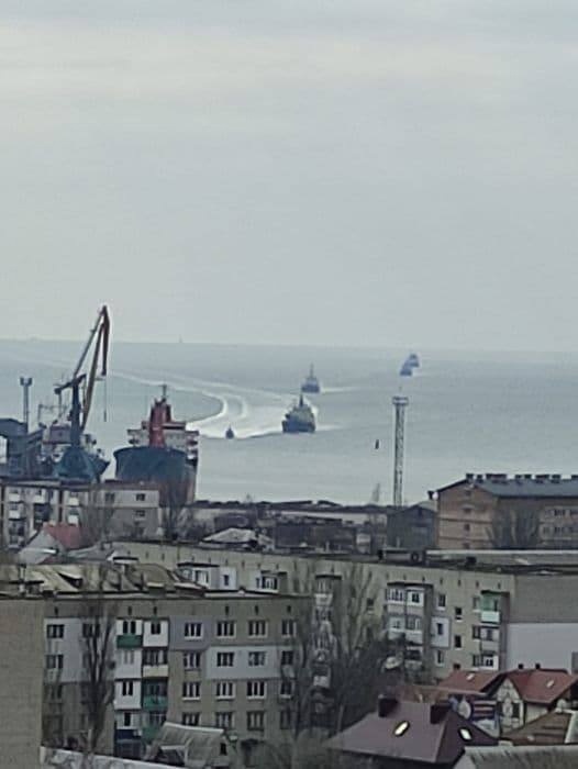 російські військові катери в акваторії Бердянського порту