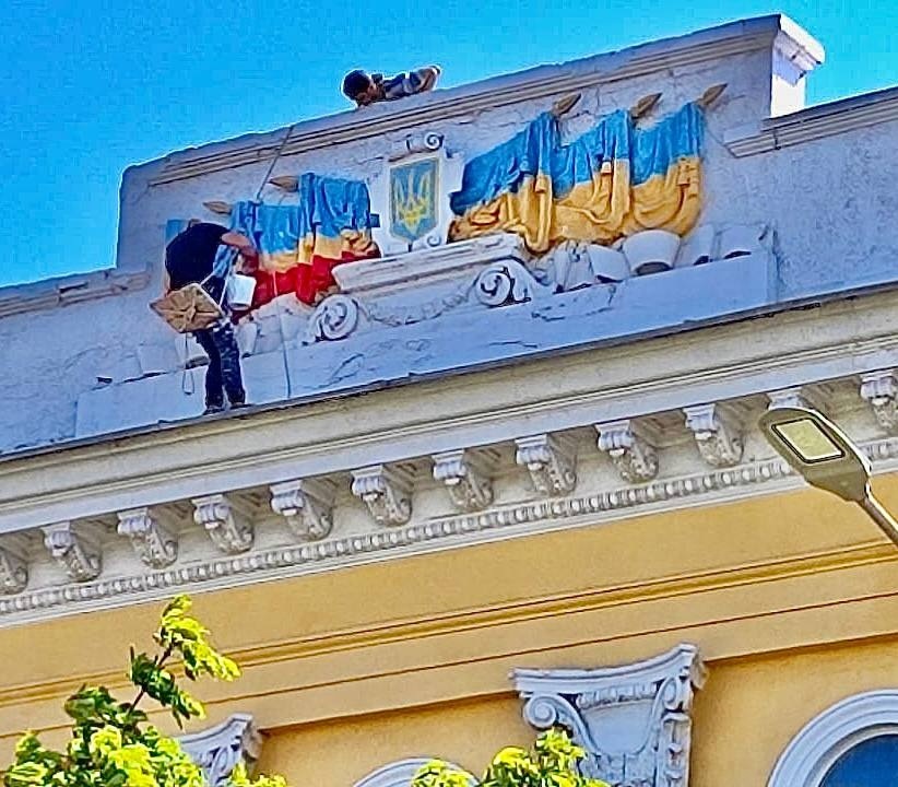 Рашисти перефарбовують кольори українського прапору