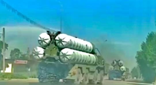 Російські системи ППО С-300 у липні переміщаються вулицями Бердянська, змінюючи місце дислокації(screenshot з відео, яке бердянці надіслали до державного телеграм-бота "Єворог")