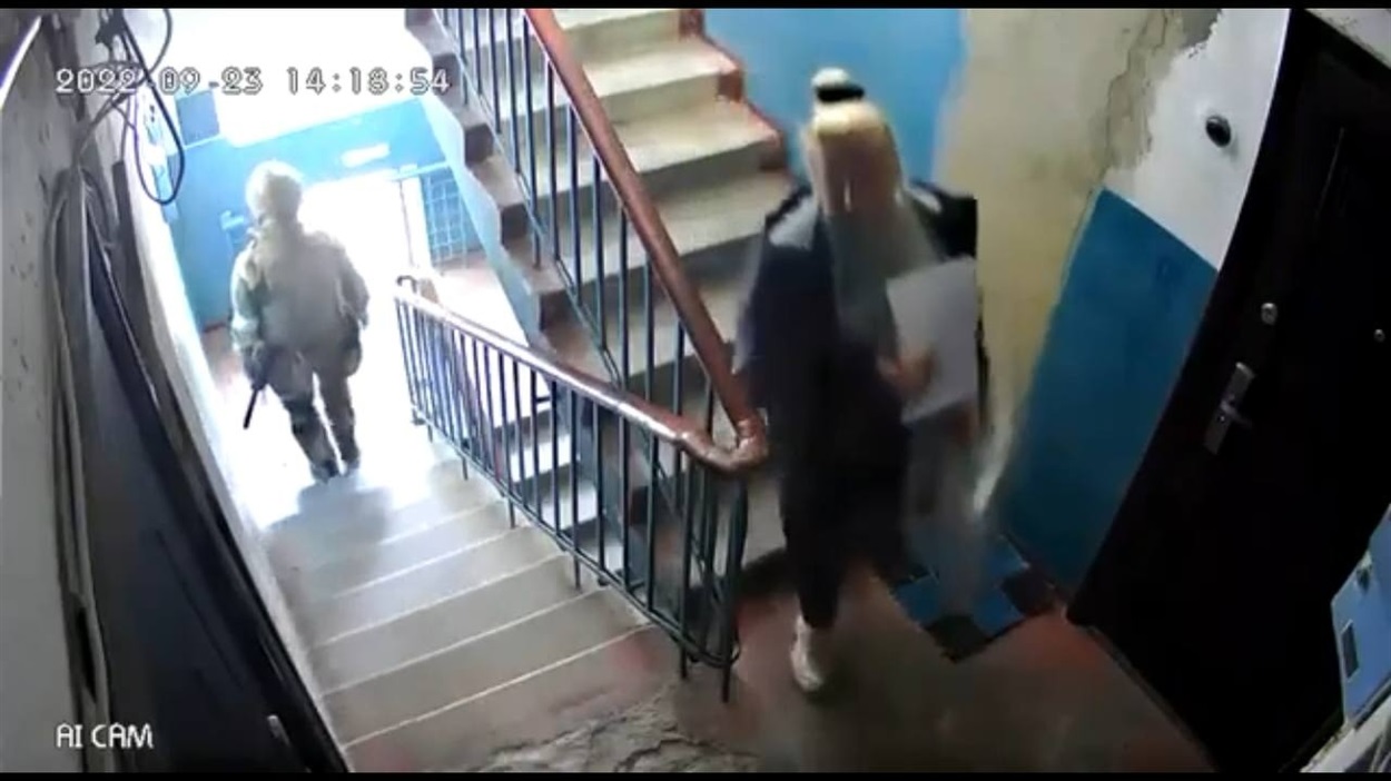 Камери спостереження у багатоквартирних будинках фіксують поквартирний обхід членами виборчих комісій разом з автоматниками