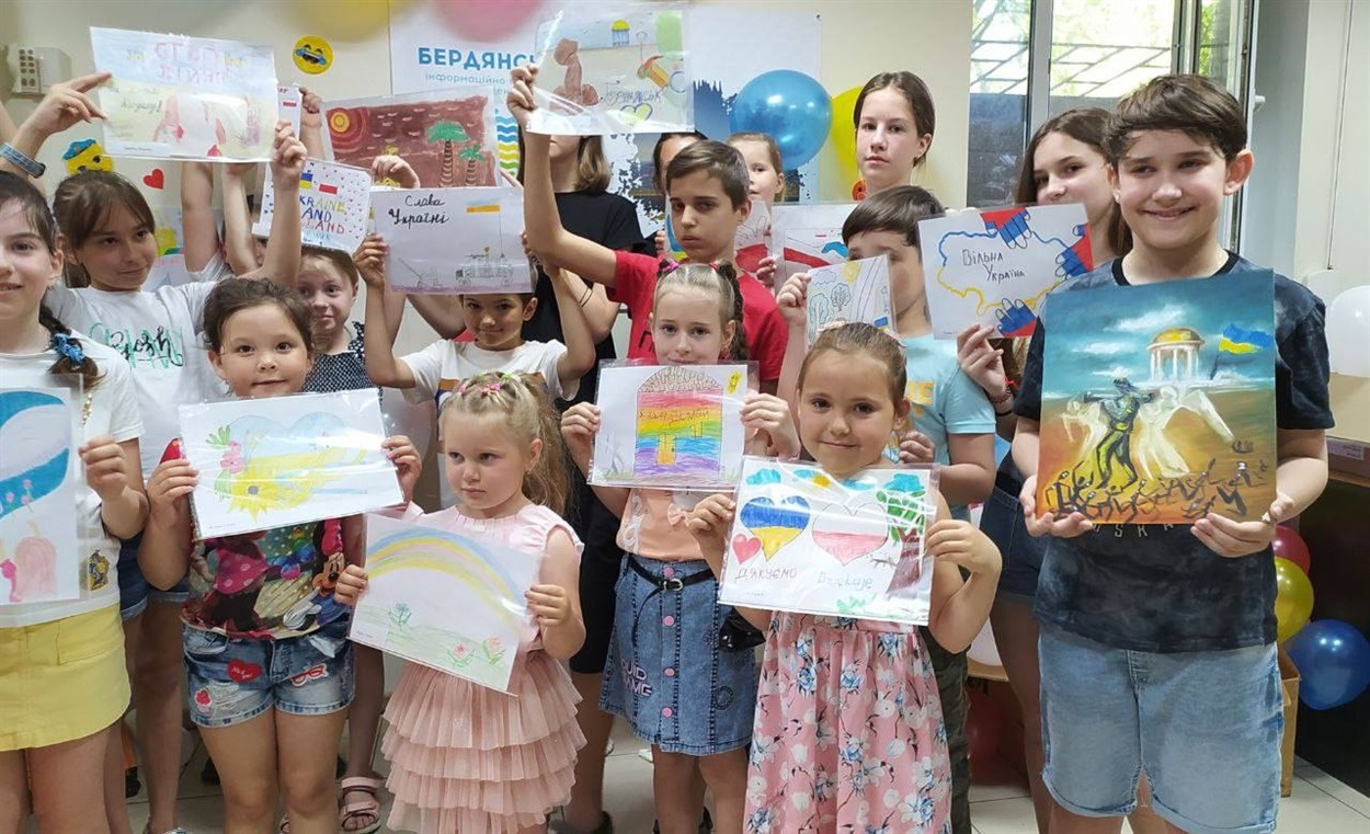 Макс Бровченко разом з іншими дітьми з Бердянська в інформаційно-гуманітарному центрі в Запоріжжі