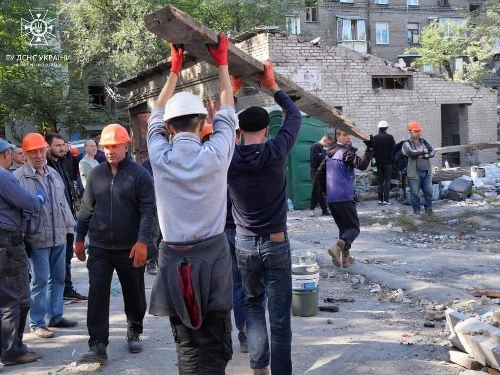 Розбір завалів одного із зруйнованих будинків у Запоріжжі