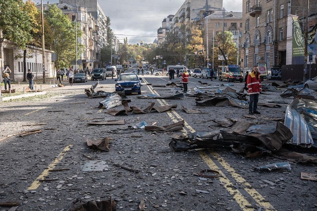 Наслідки ворожого обстрілу в центрі Київа