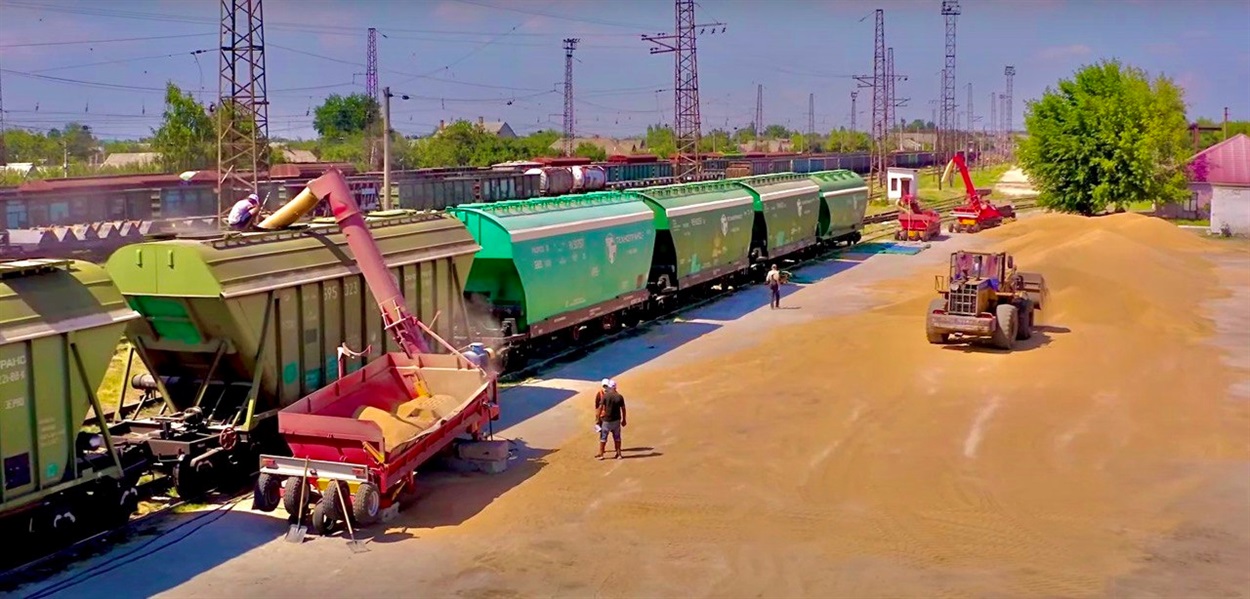 Завантаження краденого зерна десь у Мелітопольскому районі