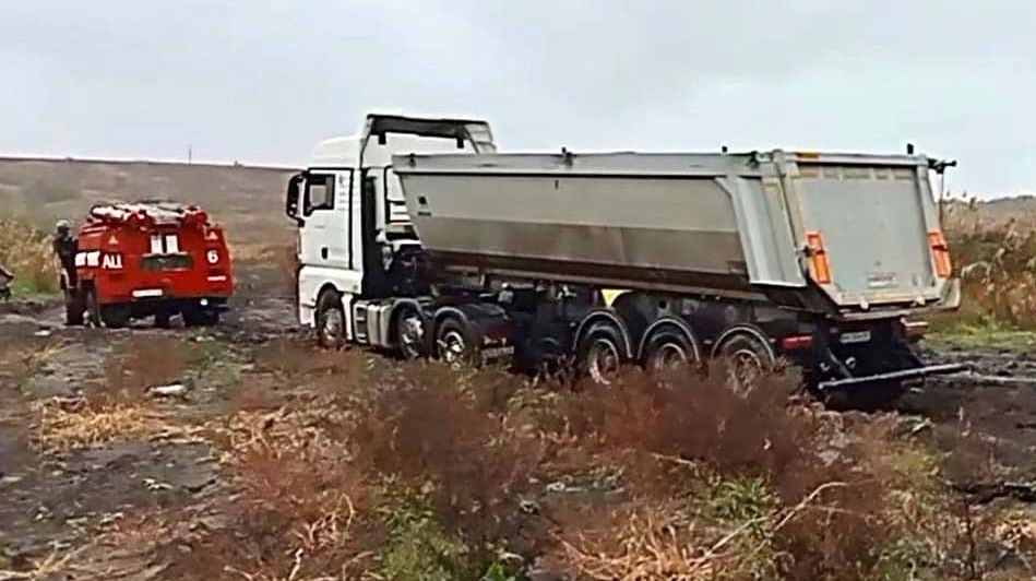 Служба порятунку допомагає водіям подолати розмитий шлях