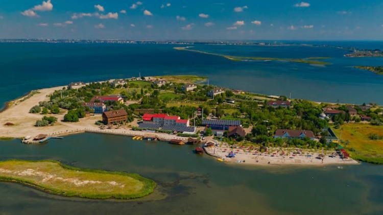 На територію табору Райський куточок, де окупанти влаштували "форум" можна потрапити лише повз охорону, чи морем