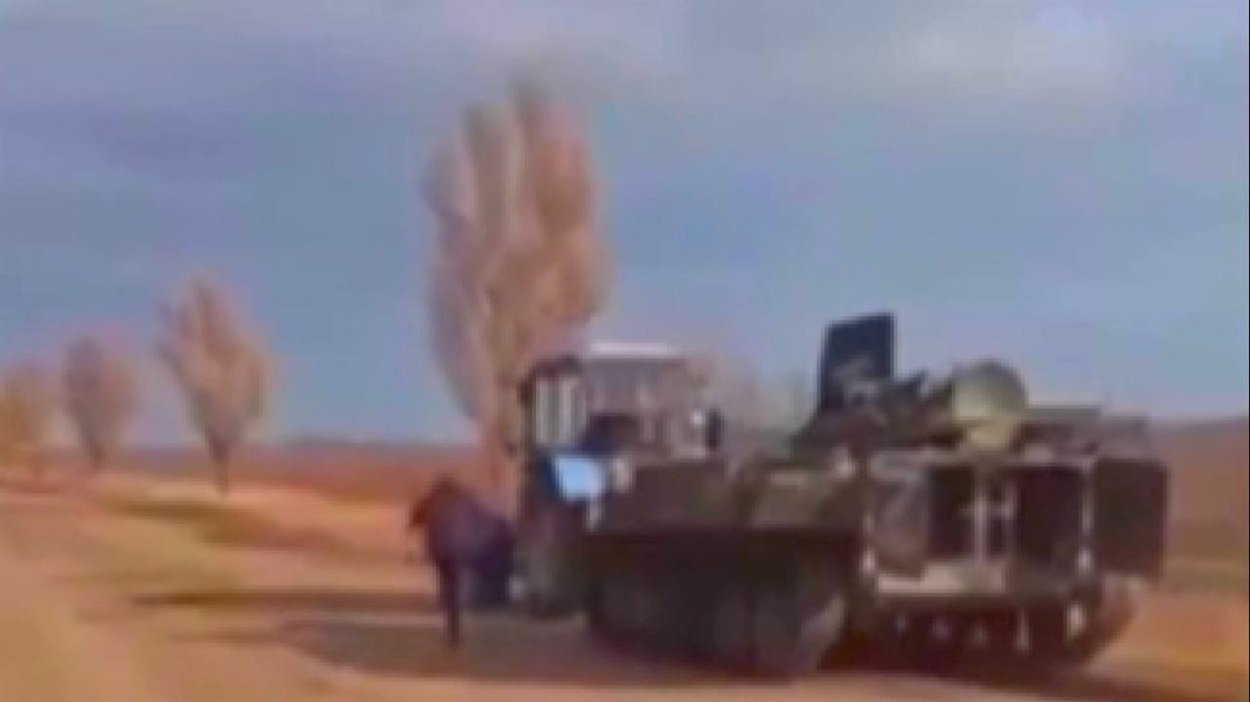 Скріншот з відео першого викрадення техніки рф на синьому тракторі поблизу Приморська
