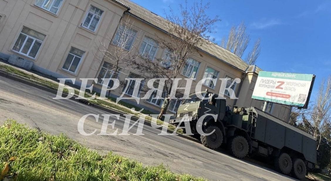 Військовий КАМАЗ окупантів продавив плити та впав в зливосток на Західному проспекті у Бердянську