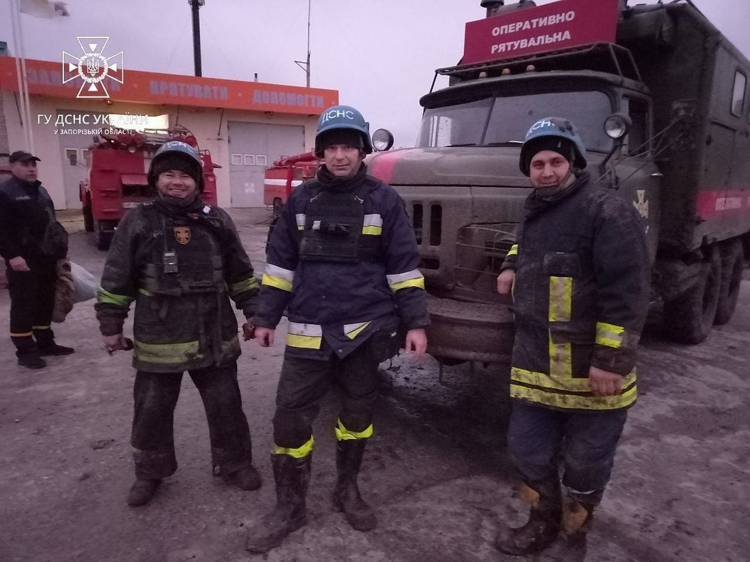 Бійці ДСНС, які допомагали людям в колоні під Кам'янським