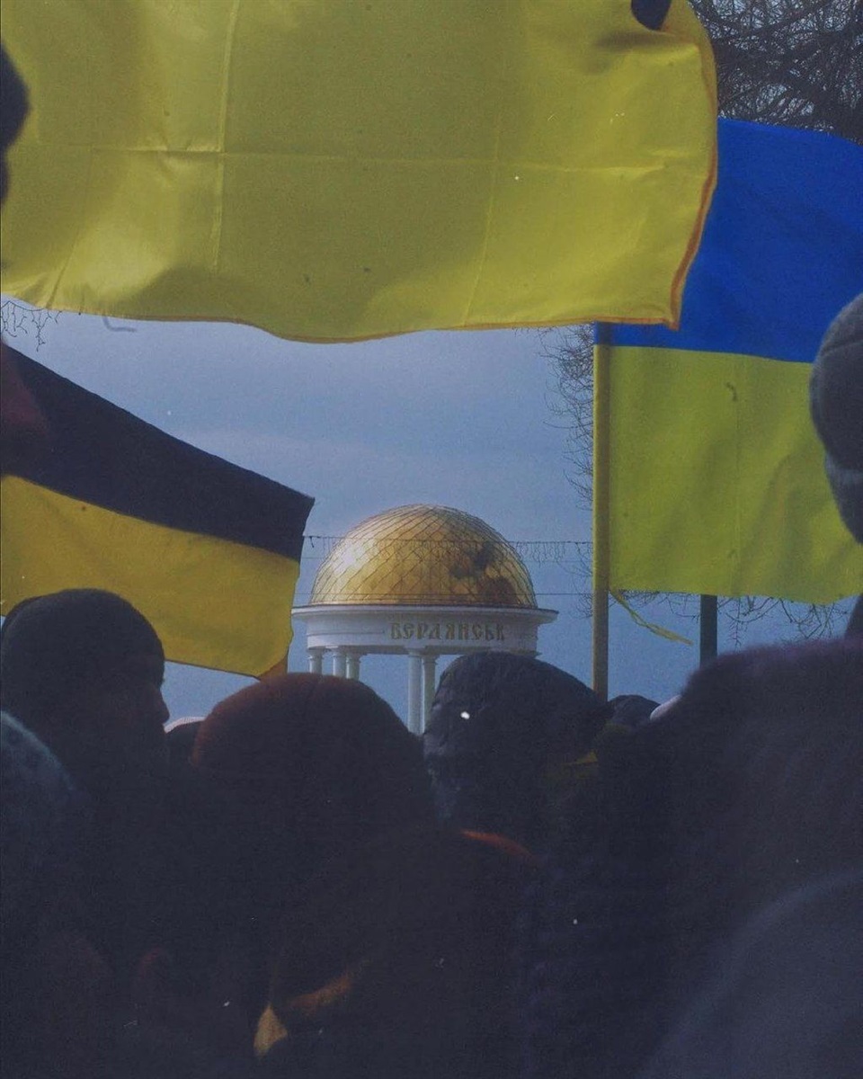 Фото з проукраїнського мітингу в Бердянську, яке дизайнери взяли за основу при створенні плакатів
