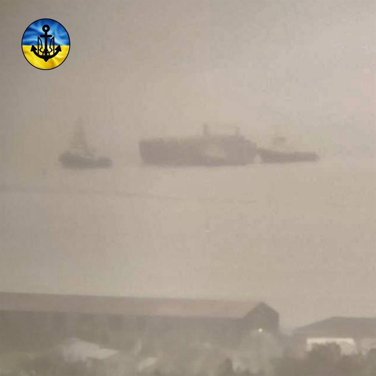 Бердянці зафіксувли як під час туману до порту входить вантажний корабель
