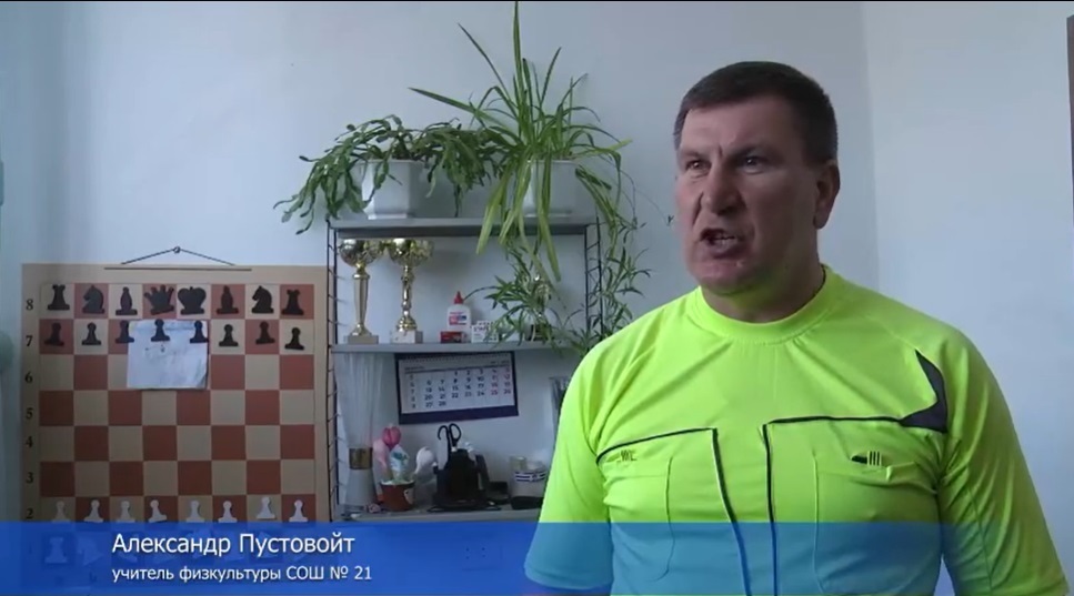 Вчитель фізкультури школи №21 в селі Нововасилівка розповідає, що навчальний на постійному заклад на зв'язку з російськими військовими