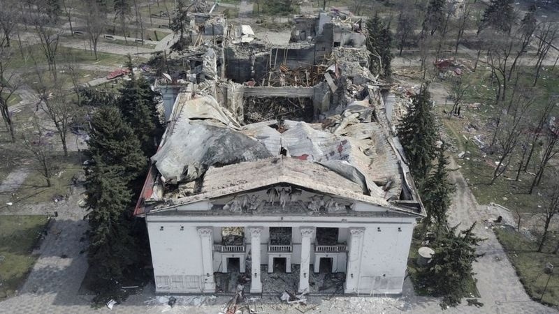 Драмтеатр у Маріуполі після авіаудару 