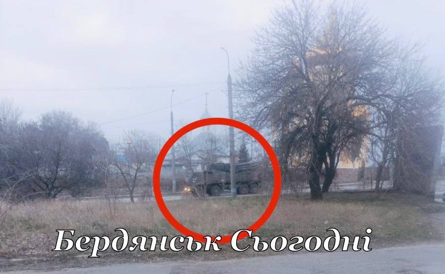 Військова техніка росіян, що спускається Західним проспектом до центру міста