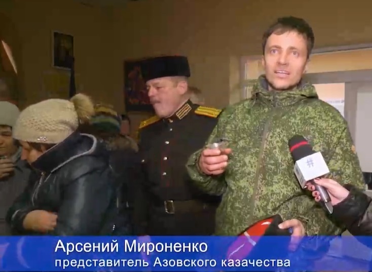 Арсеній Мироненко, якого окупанти представили як керівника Художнього музею зараз ходить в російському камуфляжі та виступає як представник "Азвского казачества"
