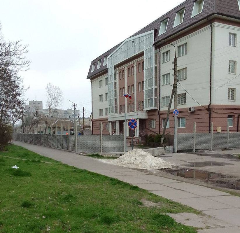 Проїззжу частину перед будівлею суду окупанти огородили парканом