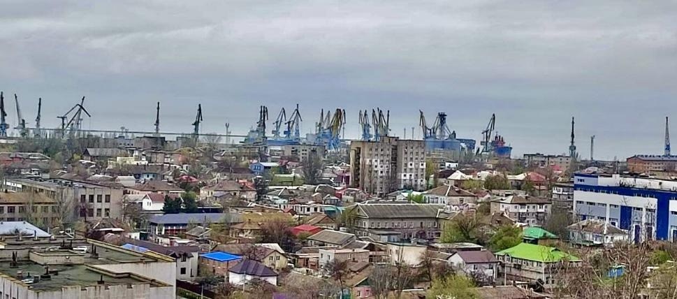 Вид на Бердянськ і порт з оглядового майданчика на вул. Правди

