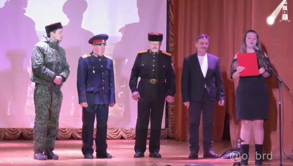 "Азовскі казаки", зі сцени БК "Маяк" розповідають про "ісконні русські траниції"
