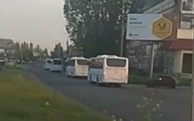 Автобуси із переміщеними людьми їдуть на Бердянську косу