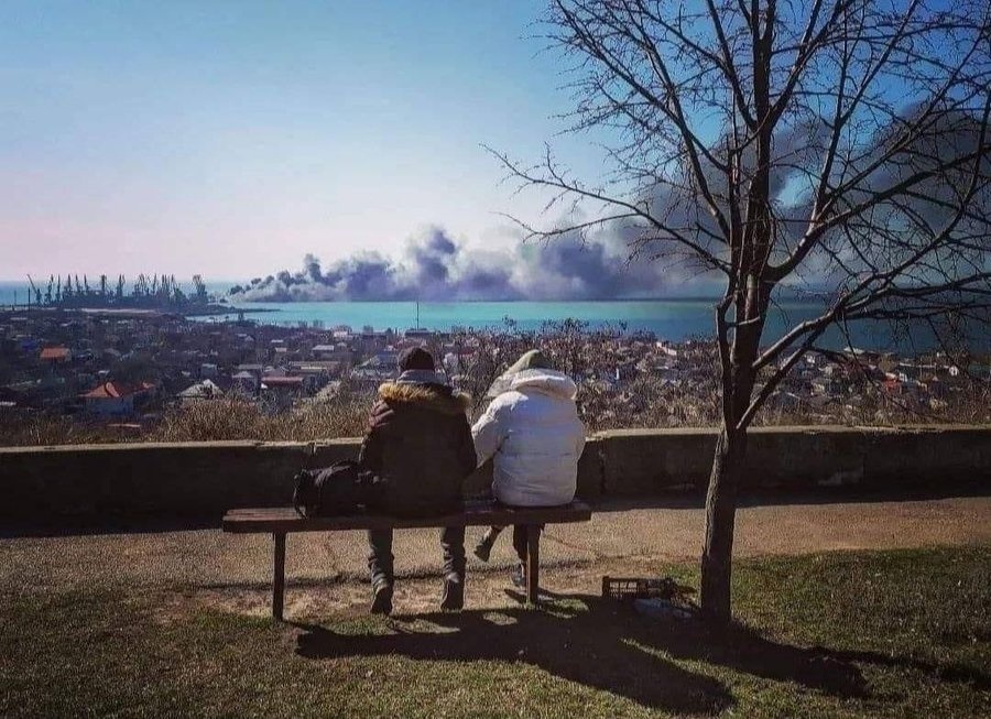 Палаючий "Саратов" у порту Бердянська