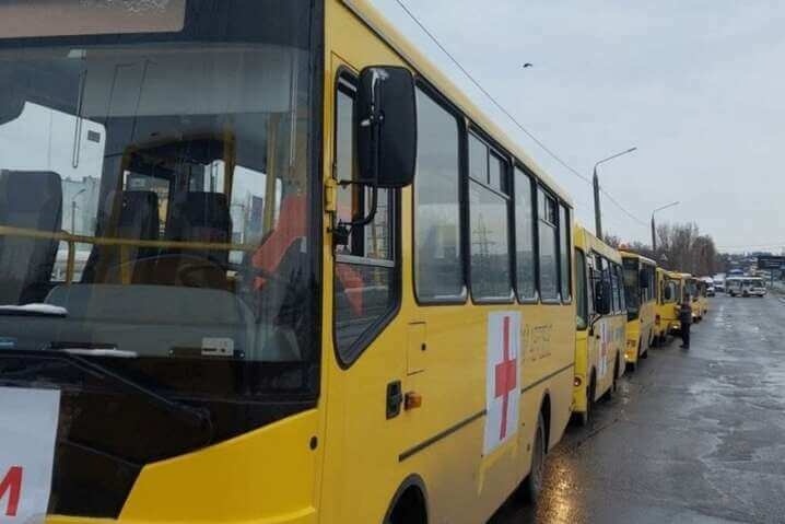 Колона евакуаційних автобусів