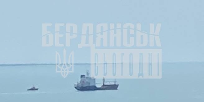 Суда, що стояли в порту покидають небезпечну зону