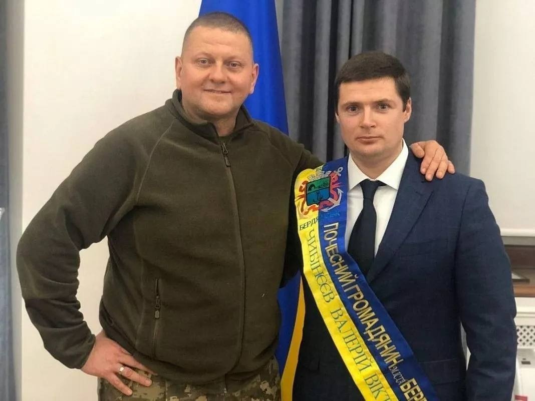 Главком Валерій Залужний вручає відзнаки почесного громадянина Бердянська Велерію Чибінєєву