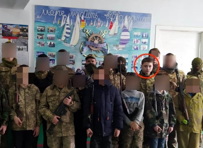 Тігран на занятті гуртка "Юний друг прикордонника" 