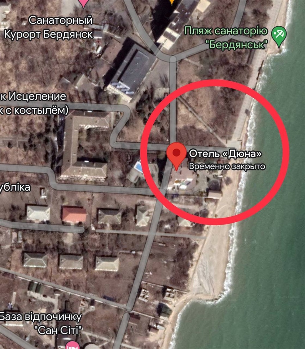 Повідомляється про влучання в місце проживання військового командування окупантів в захопленому готелі Дюна. Цей готель належав родині колишнього міського голові Бердянська Валерія Баранова