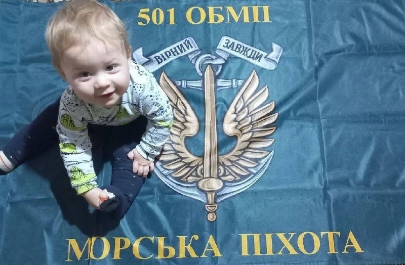 Меленький Сашко чекає на тата