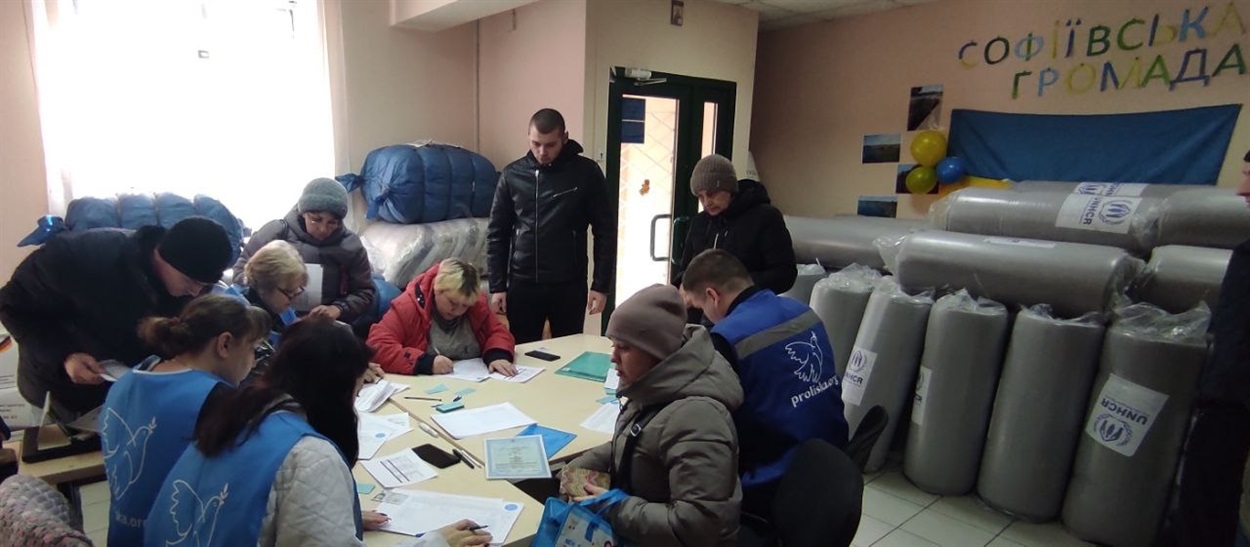 Видача гуманітарної допомоги у інформаційному центрі Софіївської громади у Запоріжжі