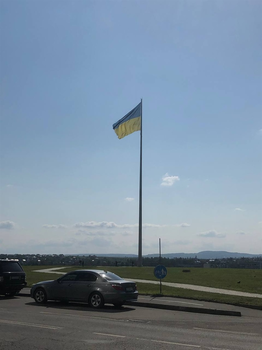 Прапор України у Чернівцях, де зараз мешкає родина