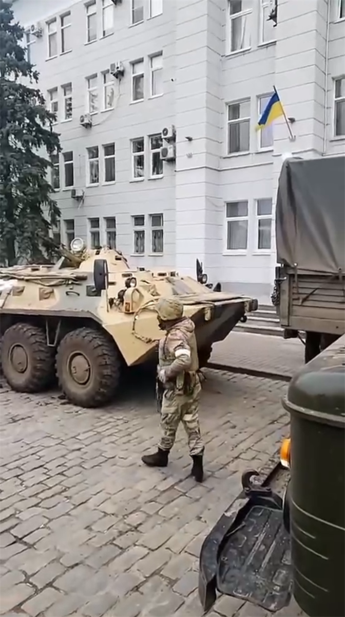 Олександр знімав окупантів під час мітингу перед виконкомом Бердянська