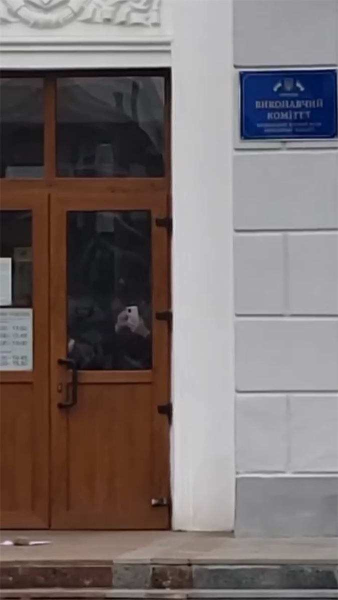 Олександр та ще кілька бердянців зайшли у захоплену будівлю поговорити з окупантами
