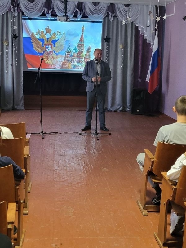 Юрченко виступає перед учнями школи в селі Андріївка, Бердянського району