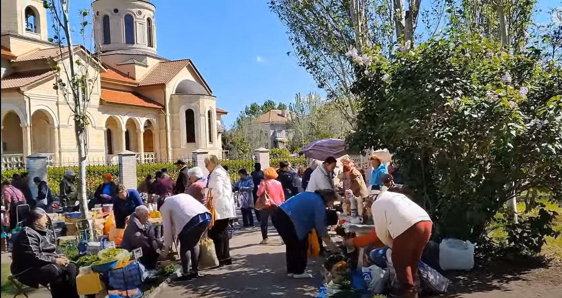 Торгівля біля ринку у Бердянську