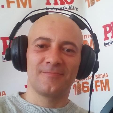 Віталій Снісаренко в студії радіо Азовська хвиля, яку окупанти захопили 8 березня 2022 року