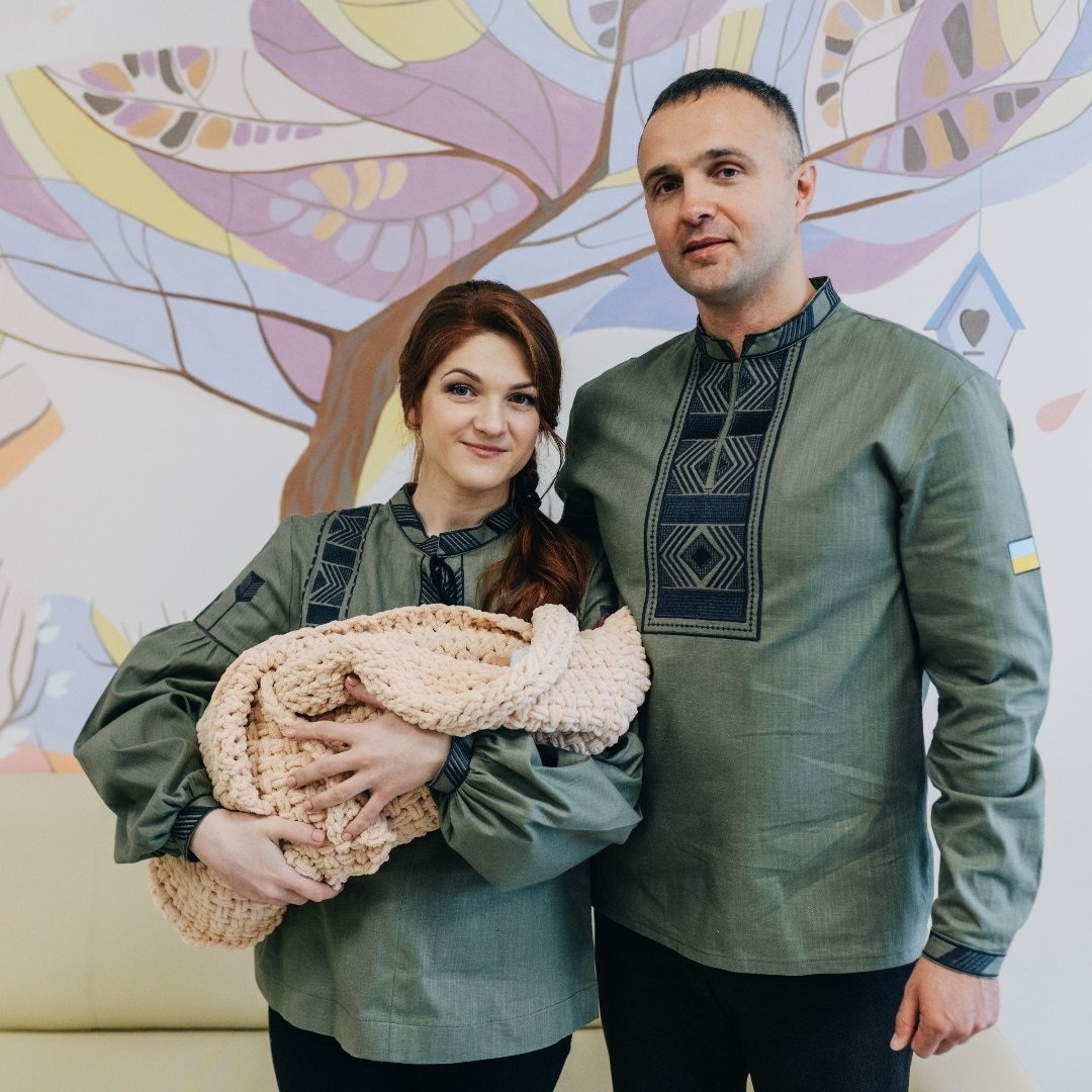 Марʼяна з чоловіком та новонародженою донечкою 
