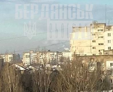 Дим після звуків прильотів у Бердянську