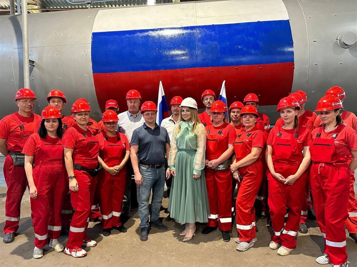 В липні, 2023 року "керівники" віджатого АЗМОЛу демонстрували цех та нове обладнання, в яке інвестував московський "Інтреком". Втім, саме так цех виглядав і до захоплення підприємства
