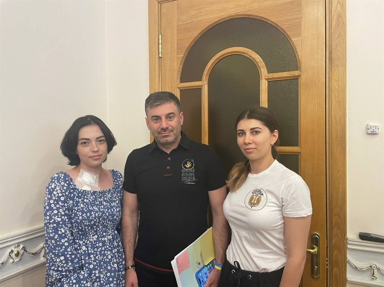 Ольга після хіміотерапії на зустрічі з омбудсманом Дмитром Лубінцем
