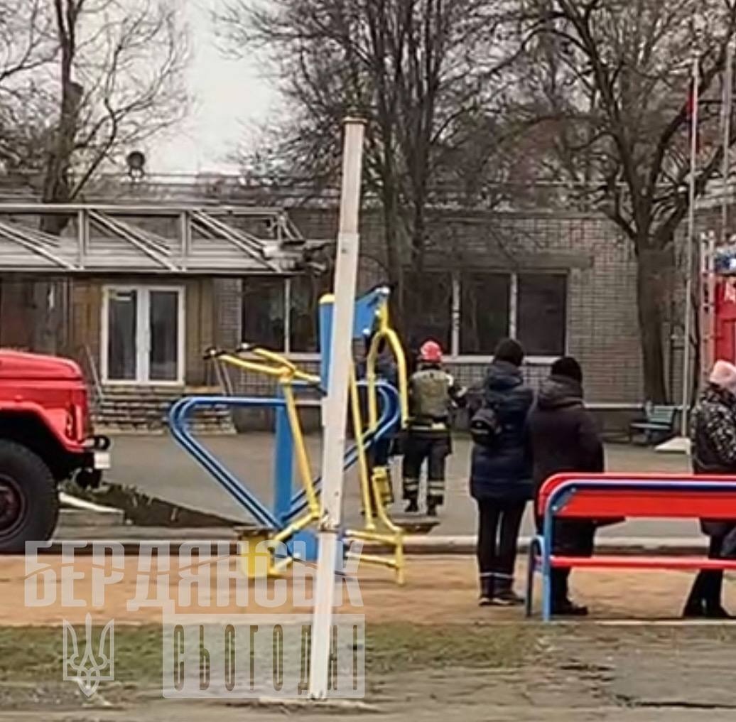 Пожежні у дворі першої школи