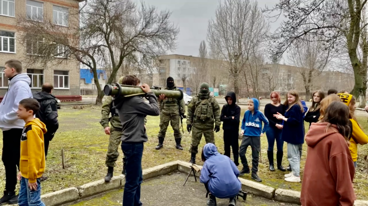 Російські військові демонструють техніку та озброєння дітям у школі окупованого Бердянська